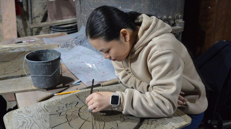 宾州州立大学阿宾顿分校 student explore the art of tile making at Bucks County museum